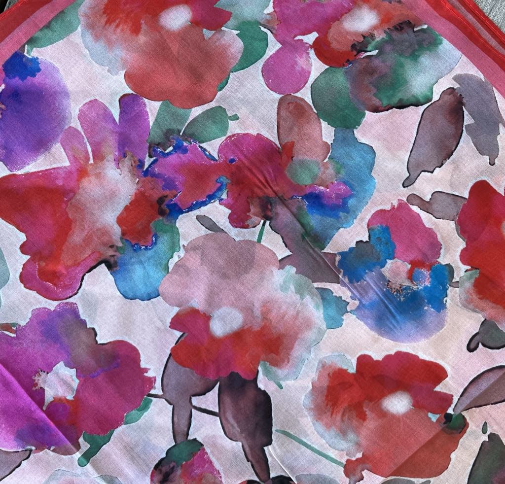 Tørklæde m. store blomster - 70 x 70 cm