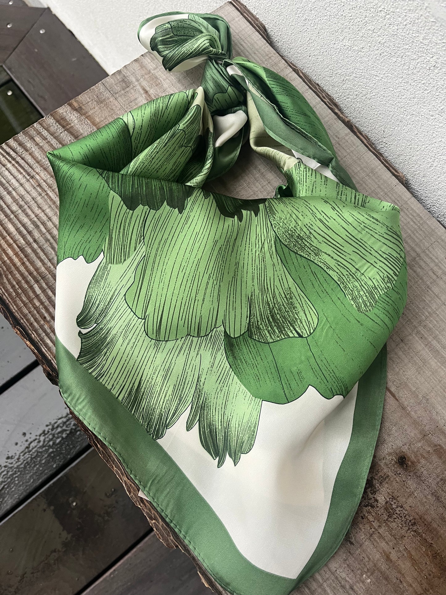 Tørklæde m. blomst 70 x 70 cm