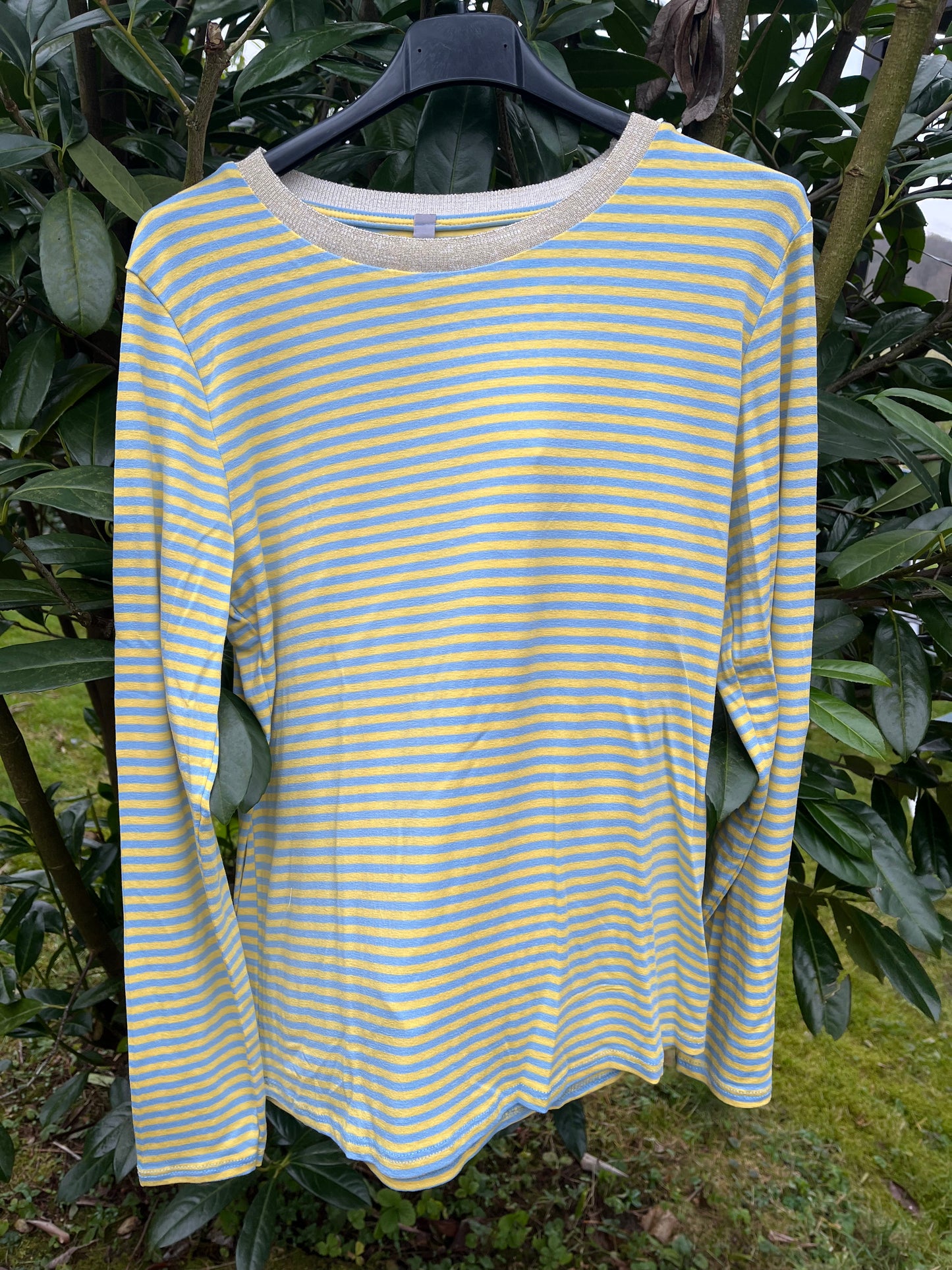 T-shirt m. striber og guld kant