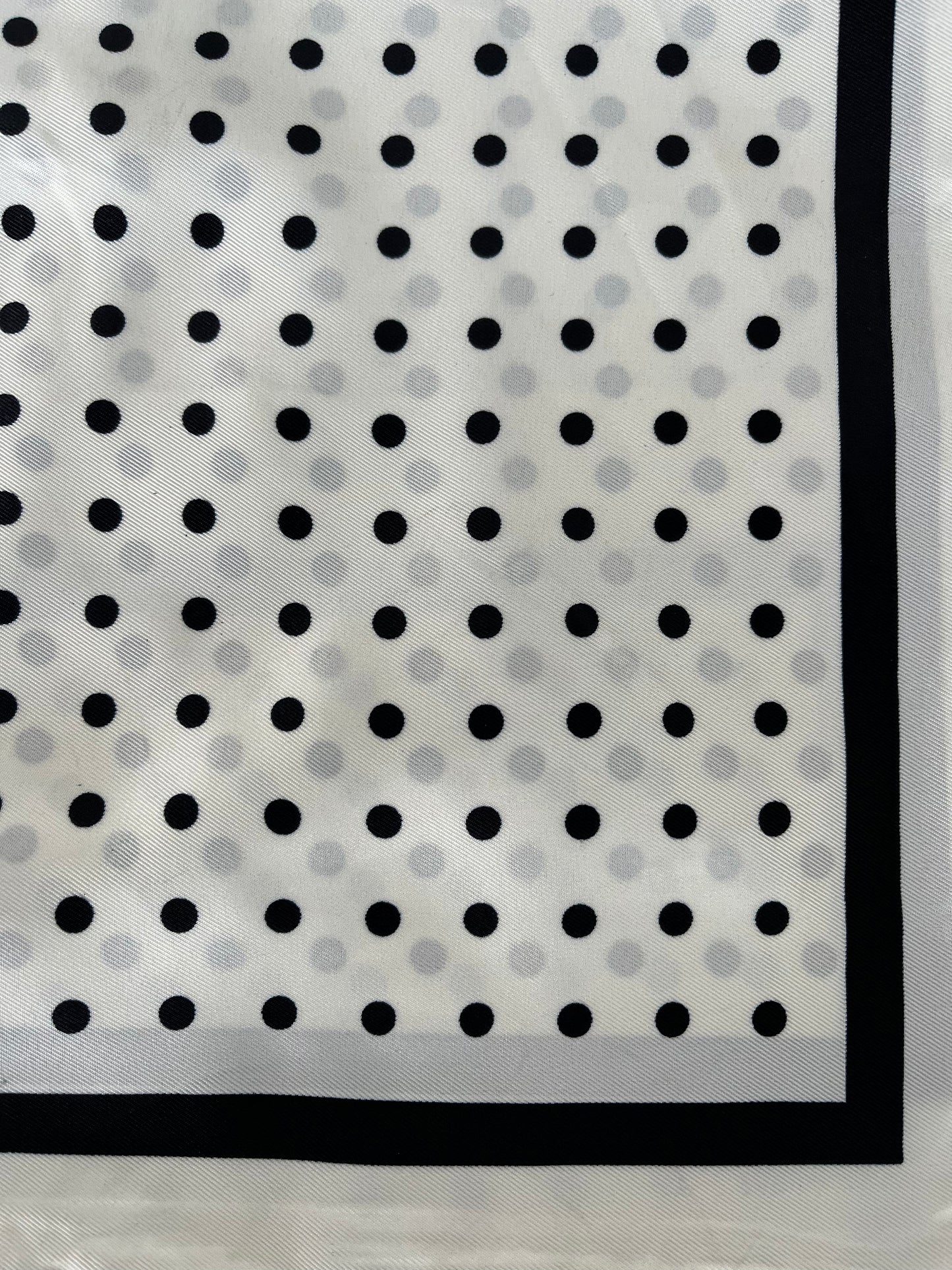 Tørklæde m. prikker og kant 90 x 90 cm