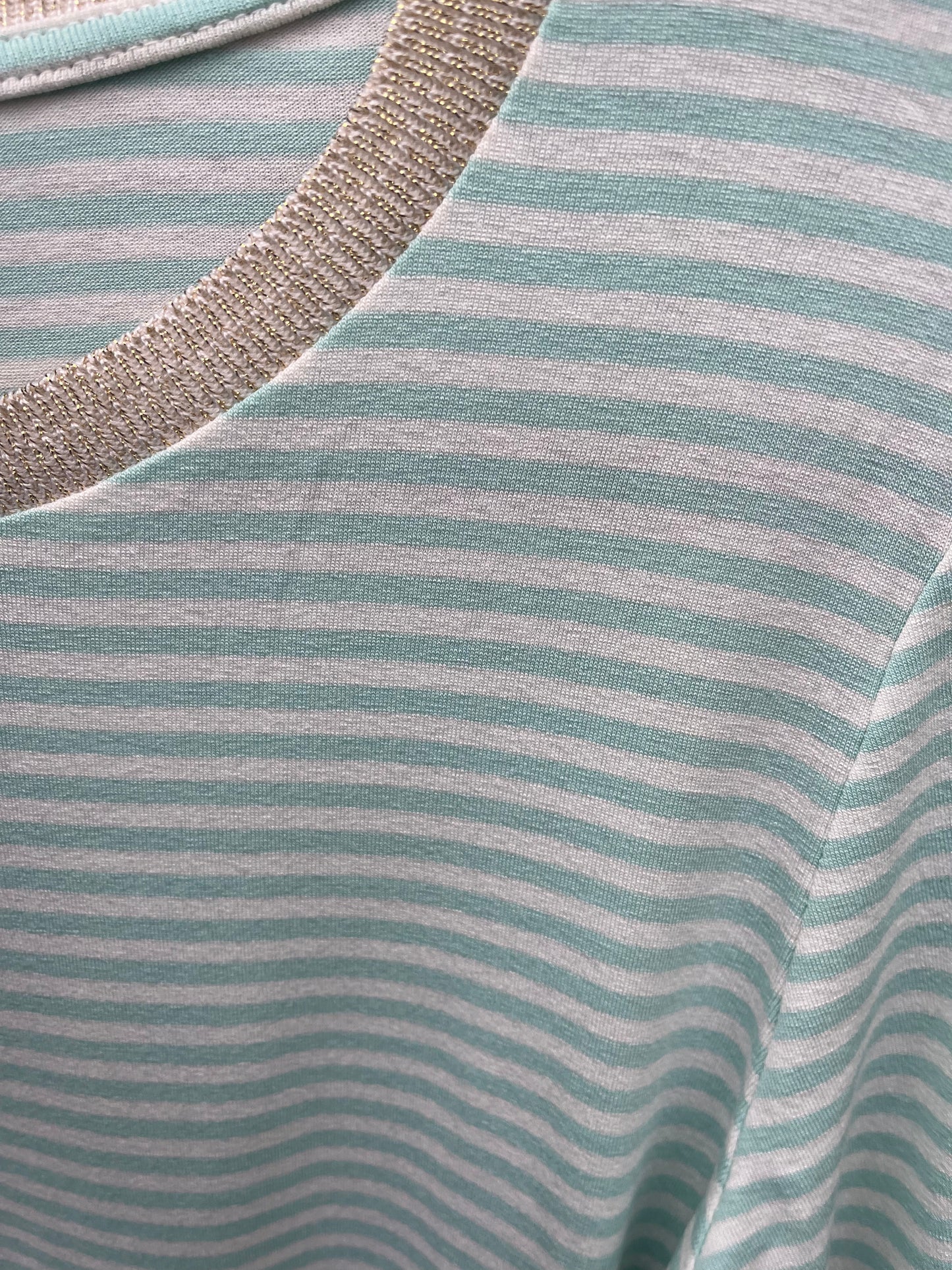 T-shirt m. striber og guld kant