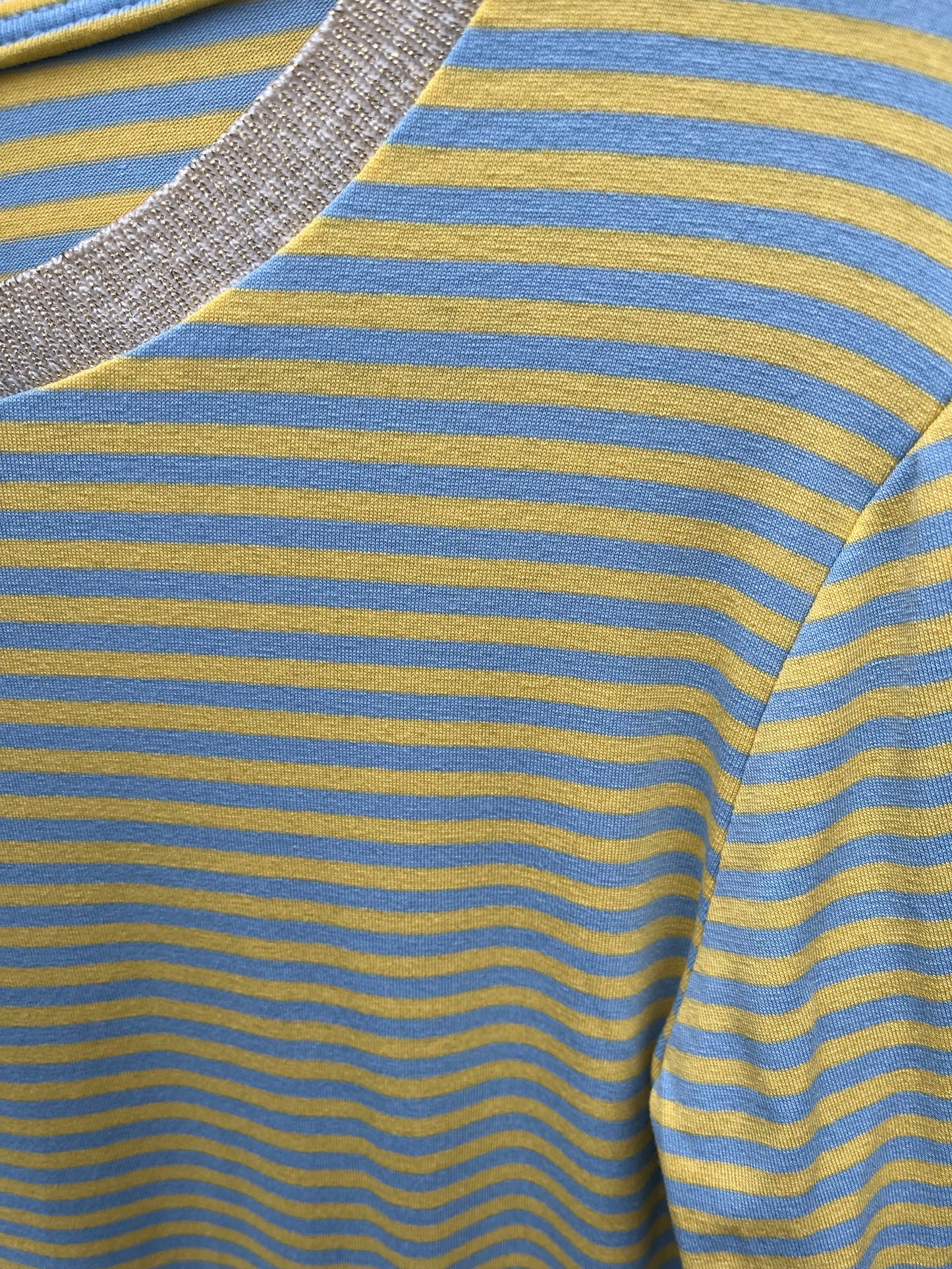 T-shirt m. striber og guld kant