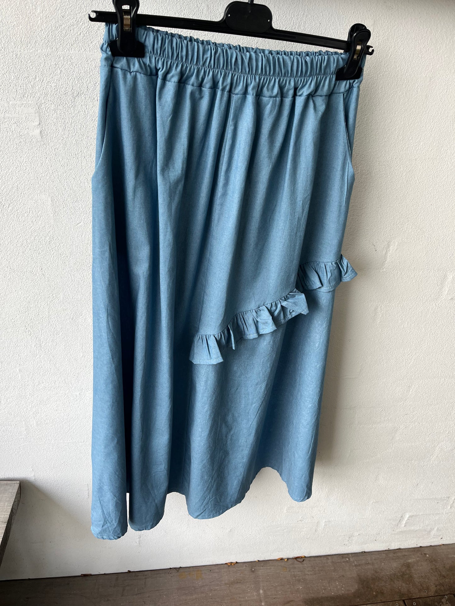 Nederdel m. flæs kant i denim