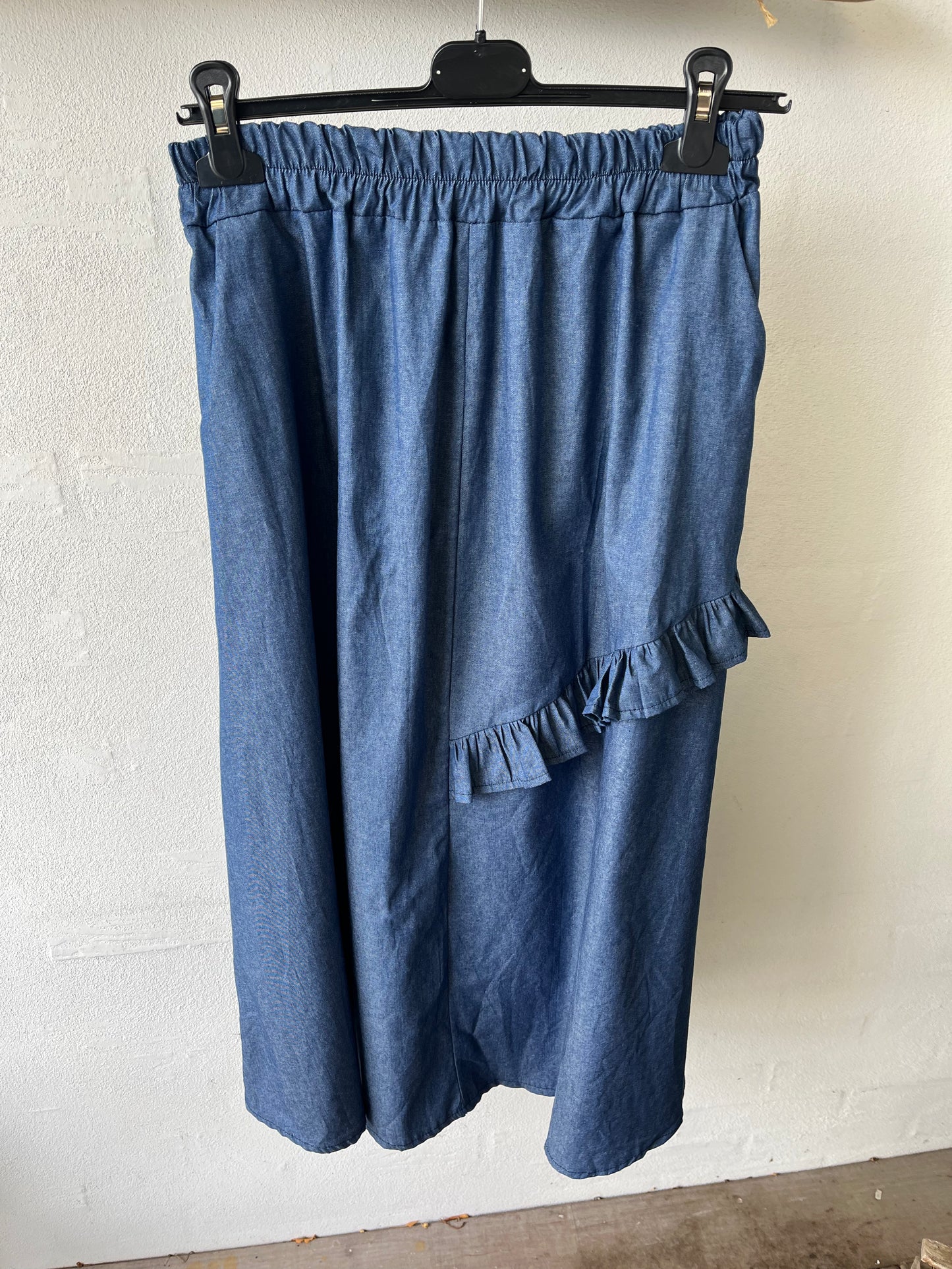 Nederdel m. flæs kant i denim