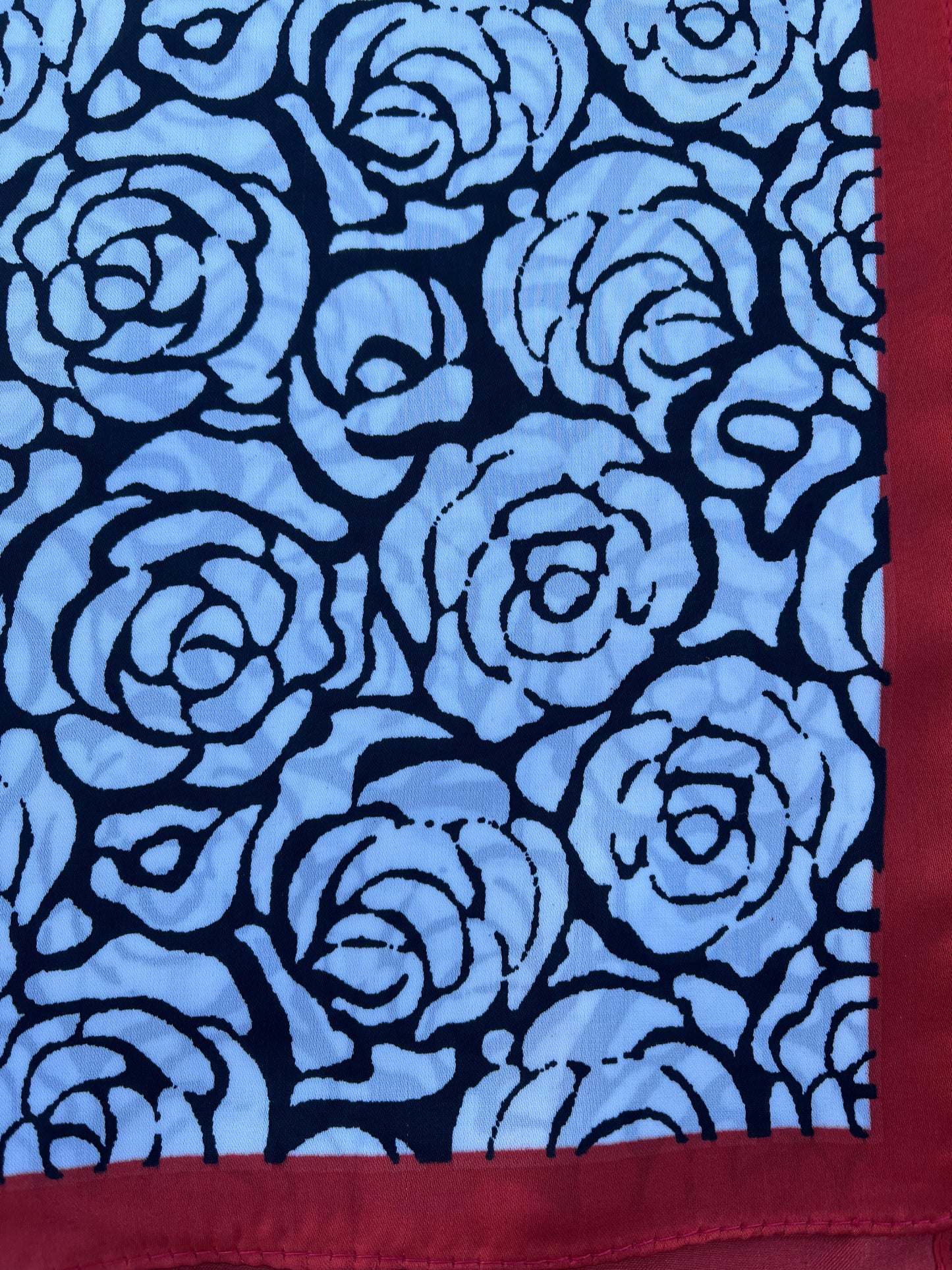 Tørklæde m. roser - 70 x 70 cm