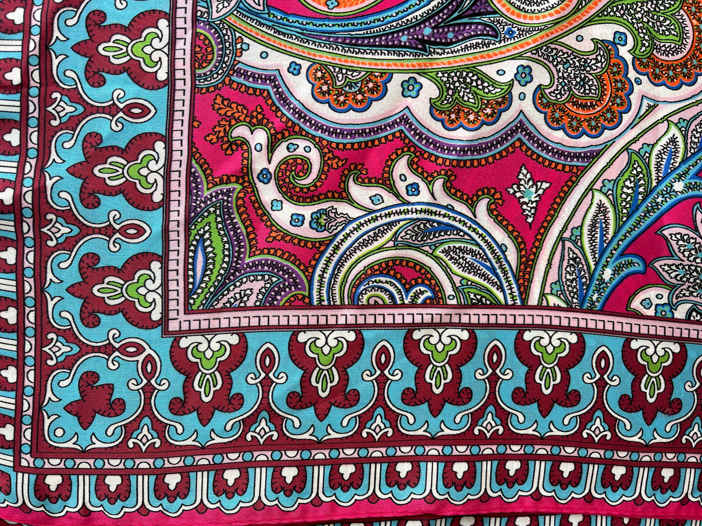 Tørklæde m. paisley - 70 x 70 cm