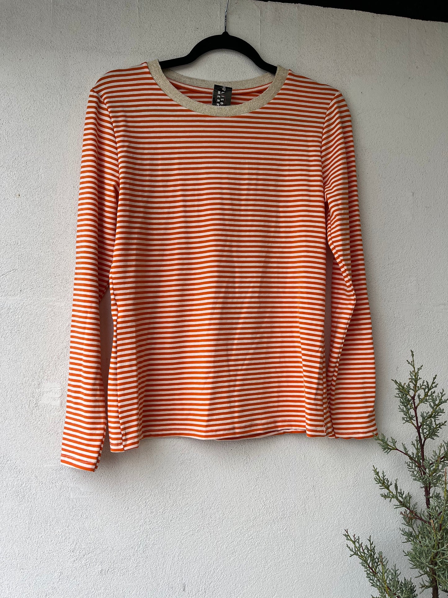T-shirt m. striber og guld kant