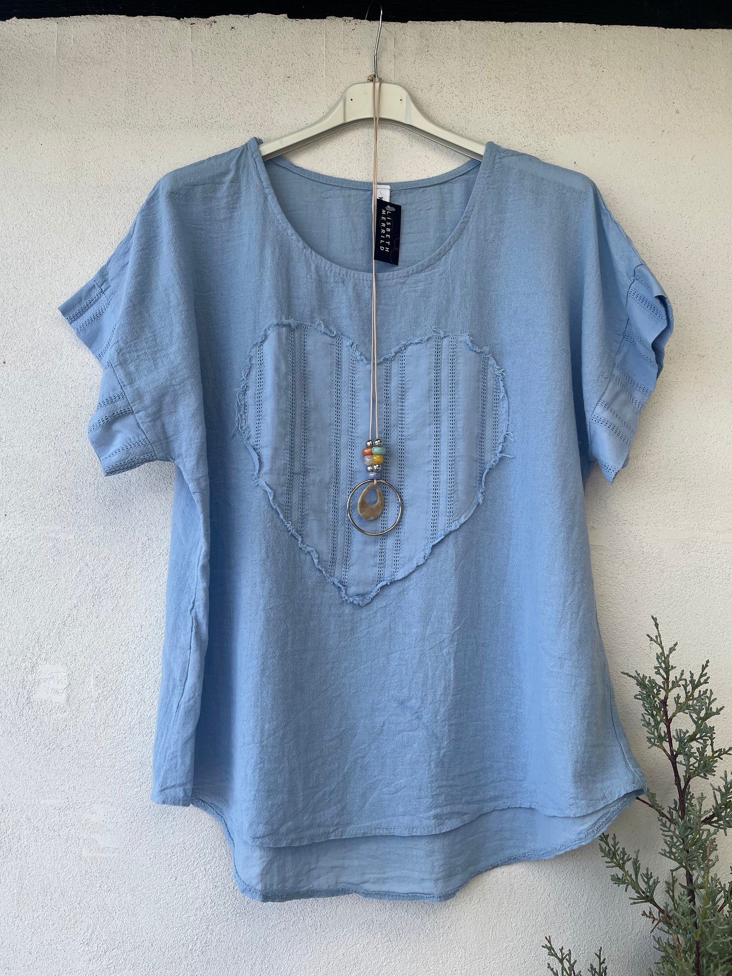 T-shirt m. stort hjerte og kæde