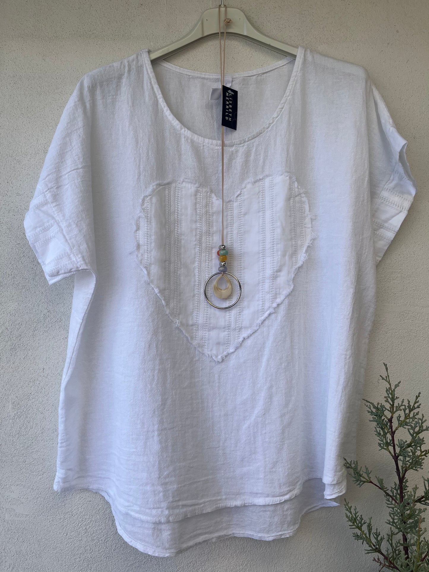 T-shirt m. stort hjerte og kæde