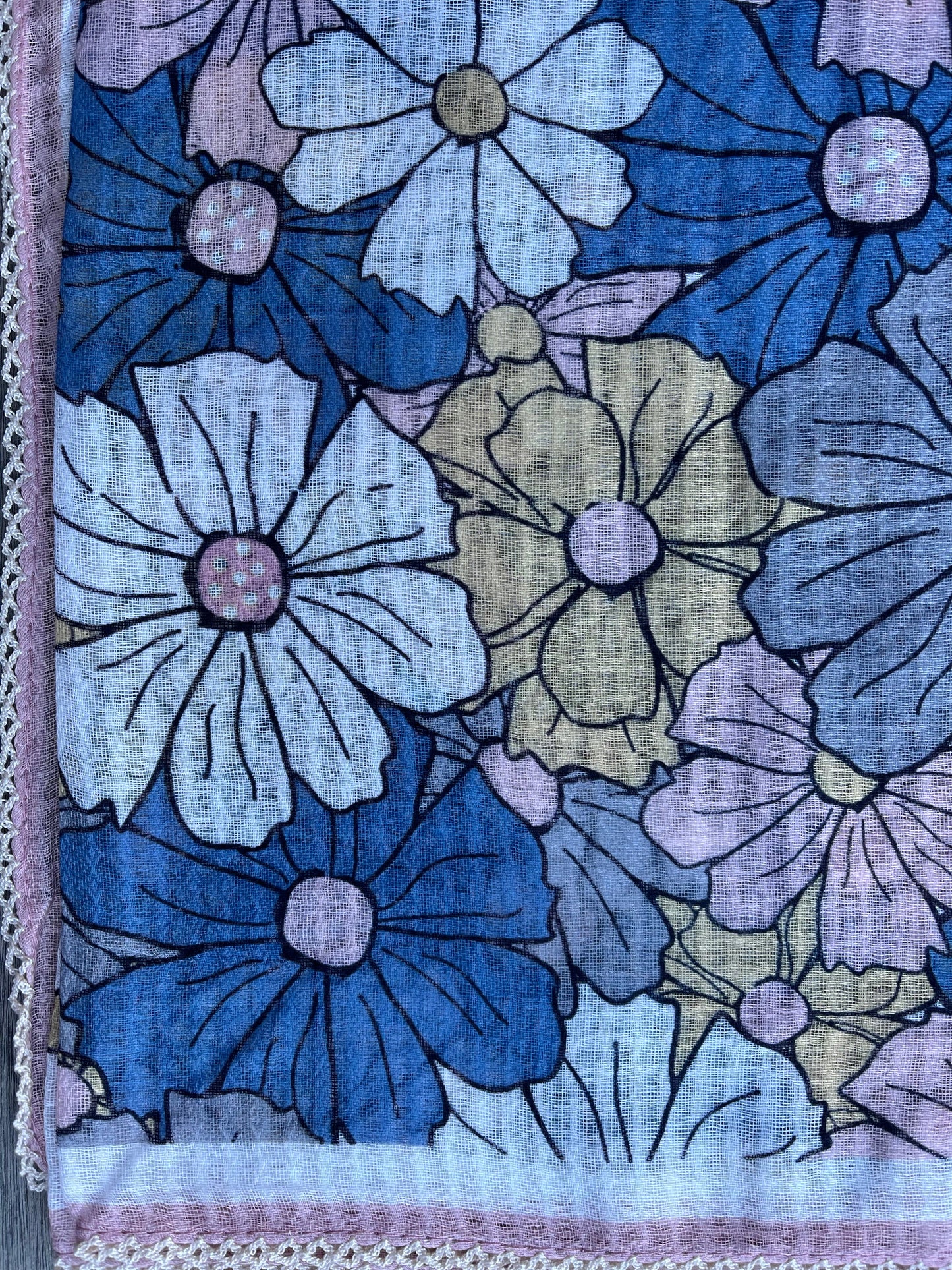 Tørklæde m. blomster og tråd kant. - TILBUD