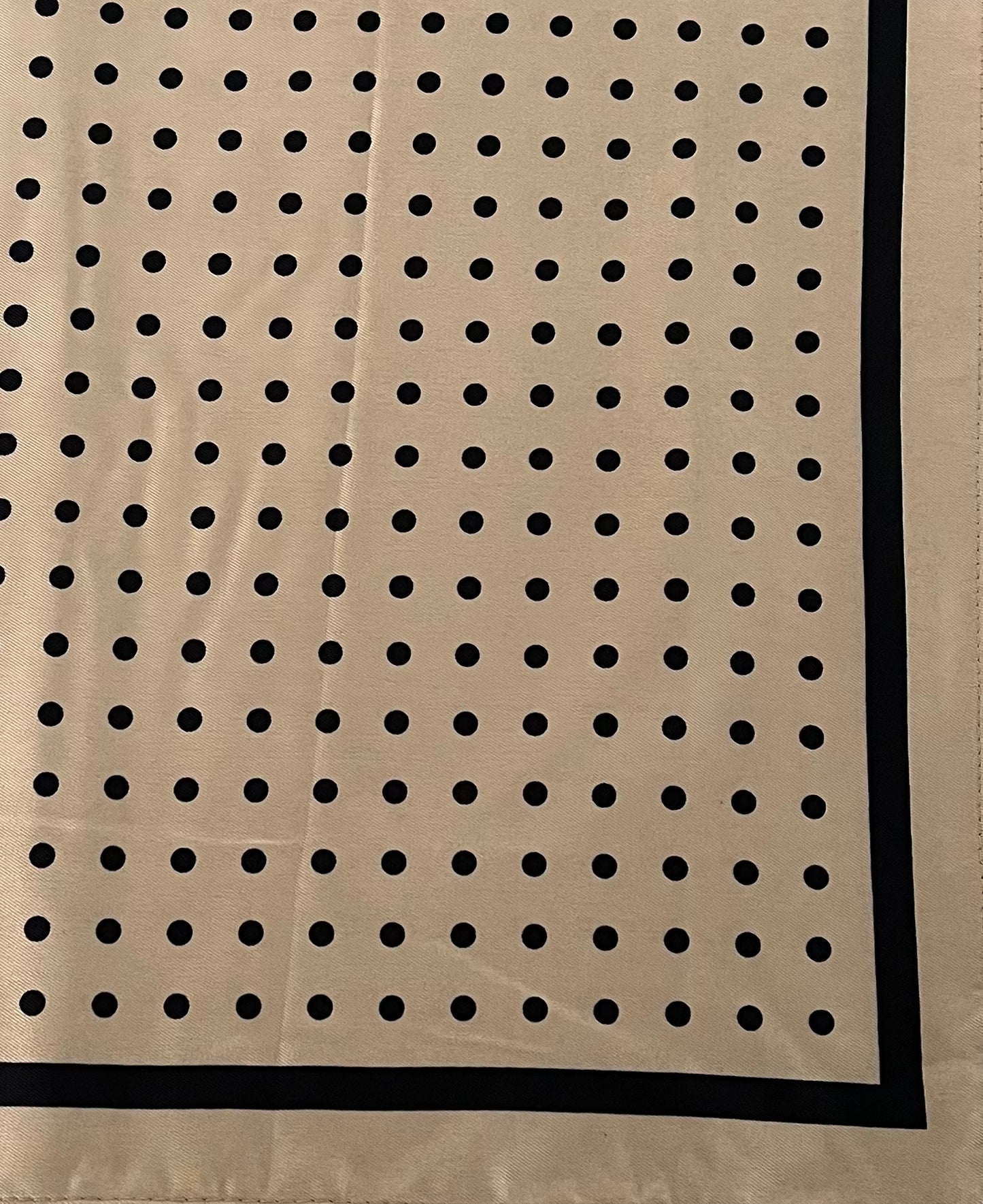 Tørklæde m. prikker og kant 90 x 90 cm