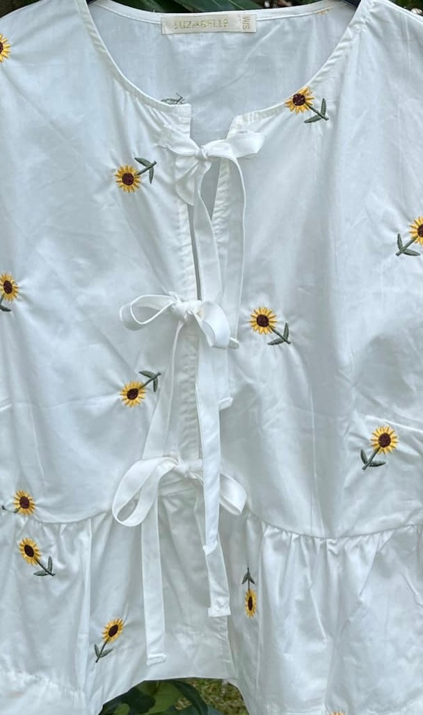 Skjorte m. bindebånd og solsikke blomster