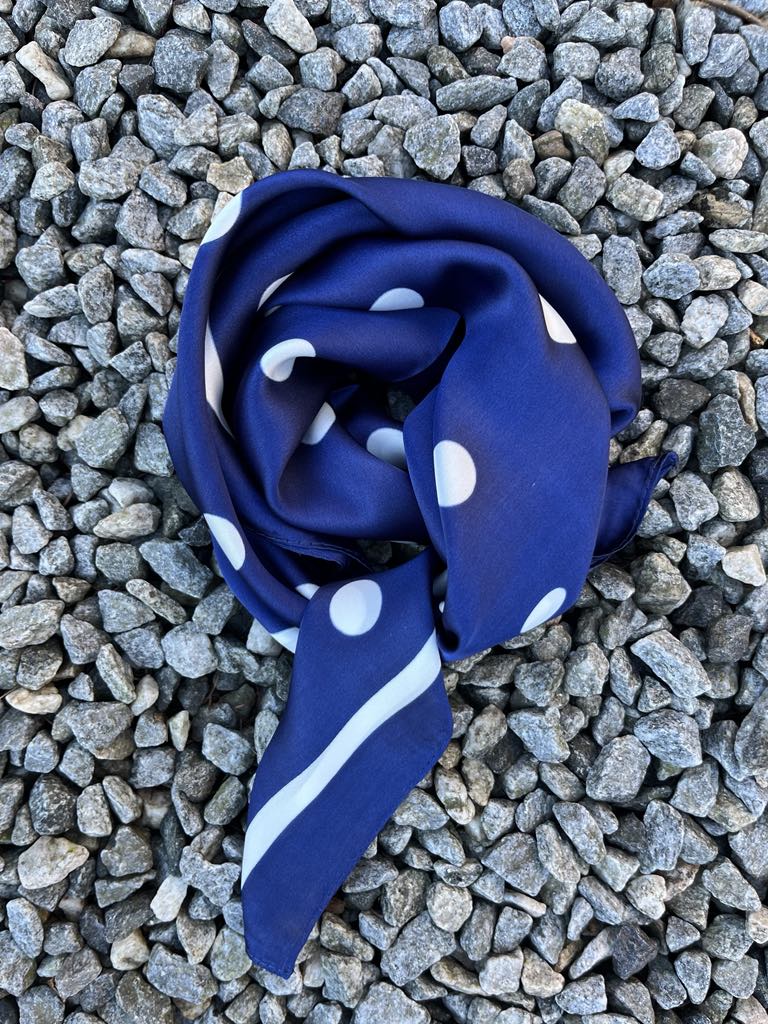 Tørklæde m. store prikker - 70 x70 cm