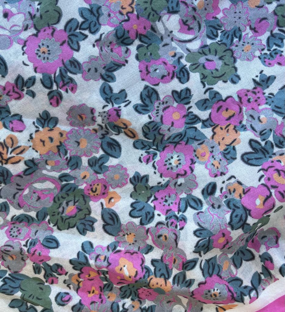 Tørklæde m. blomster - 70 x 70 cm