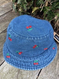 Bøllehat m. kirsebær