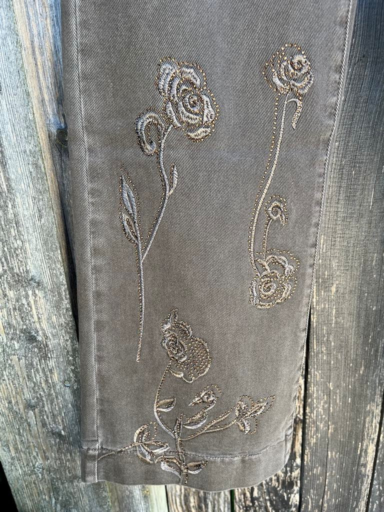 Jeans m. vig ben og broderi
