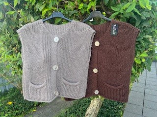 Vest, strik m. guld knapper
