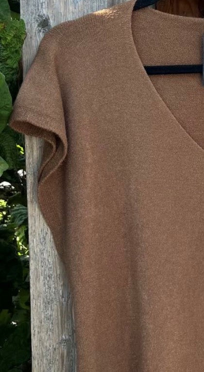 Vest i finstrik m. knapper i siden