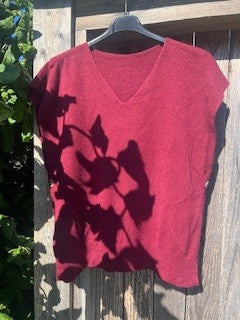 Vest i finstrik m. knapper i siden