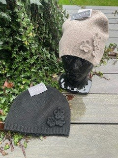 Hat i fin strik m. blomster