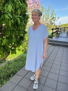 Kjole m. bred strib og medfølger halskæde