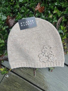 Hat i fin strik m. blomster