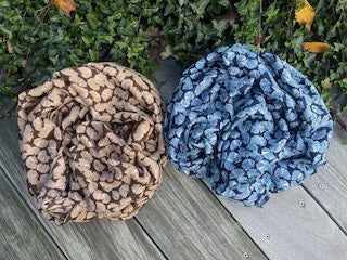 Tørklæde m. små blade og guld