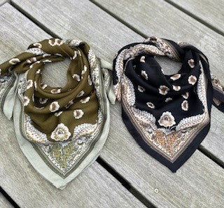 Tørklæde m. blomst - 70 x 70 cm