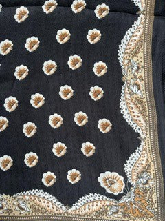 Tørklæde m. blomst - 70 x 70 cm