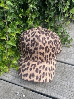 Cap med leo print