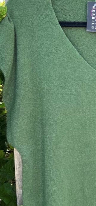 Vest i finstrik m. knapper i siden