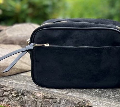 Taske, skulder i ruskinds look