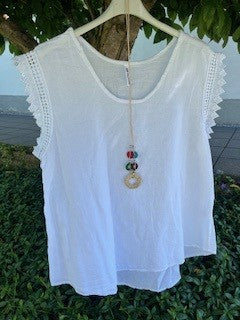 Top/ t- shirt m. broderi kant og kæde