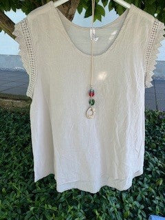 Top/ t- shirt m. broderi kant og kæde