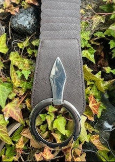 Elastikbælte m. sort/sølv spænde.