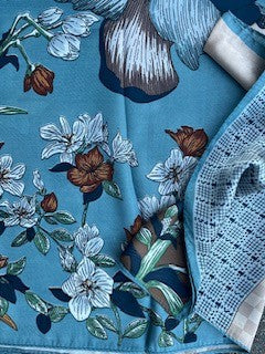 Tørklæde m. blomster - 70 x 70 cm