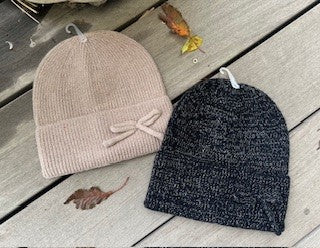 Hue i strik m. glimmer og lille sløjfe