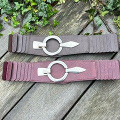 Elastikbælte m. sort/sølv spænde.