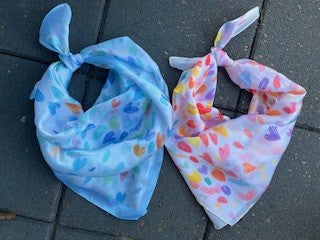 Tørklæde m. hjerter - 70 x 70 cm