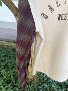 Sweatshirt m. skrift og ternet skjorte ærmer
