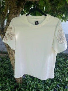 t-shirt m. hul broderi på ærmerne