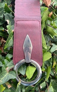 Elastikbælte m. sort/sølv spænde.