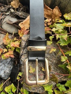 Bælte i læder m. guld spænde