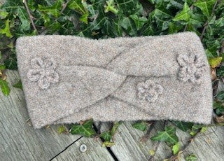 Pandebånd i strik m. glimmer og små blomster