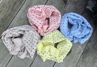 Tørklæde m. prikker