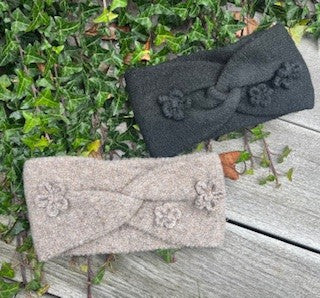 Pandebånd i strik m. glimmer og små blomster