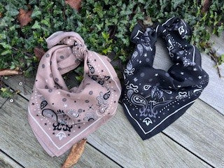 Tørklæde m. stjerner og mønster - 70 x 70 cm