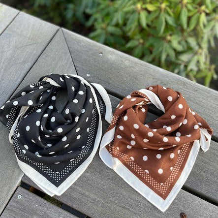 Tørklæde med prik 70x70