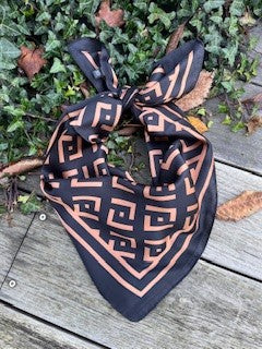 Tørklæde m. mønster - 70 x 70 cm