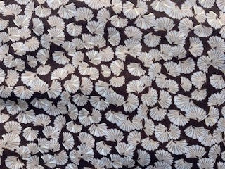 Tørklæde m. små blade og guld